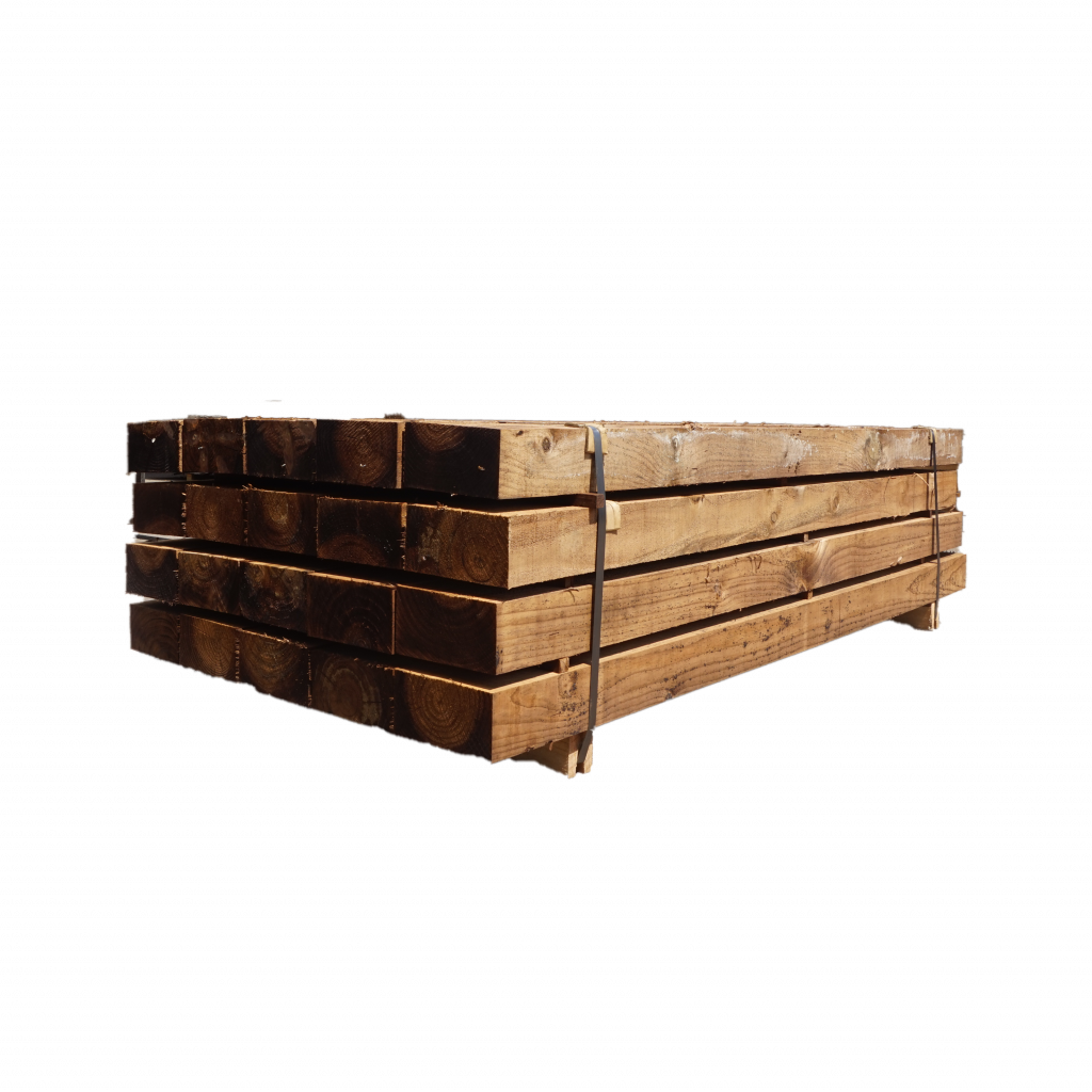 Lote de traviesas de tren de madera de pino tratada apiladas en palet para venta y distribución.