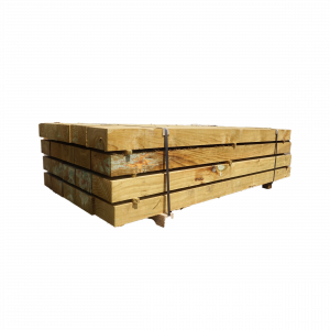 Lote de traviesas de tren de madera de pino tratada en autoclave para construcción rústica y paisajismo.