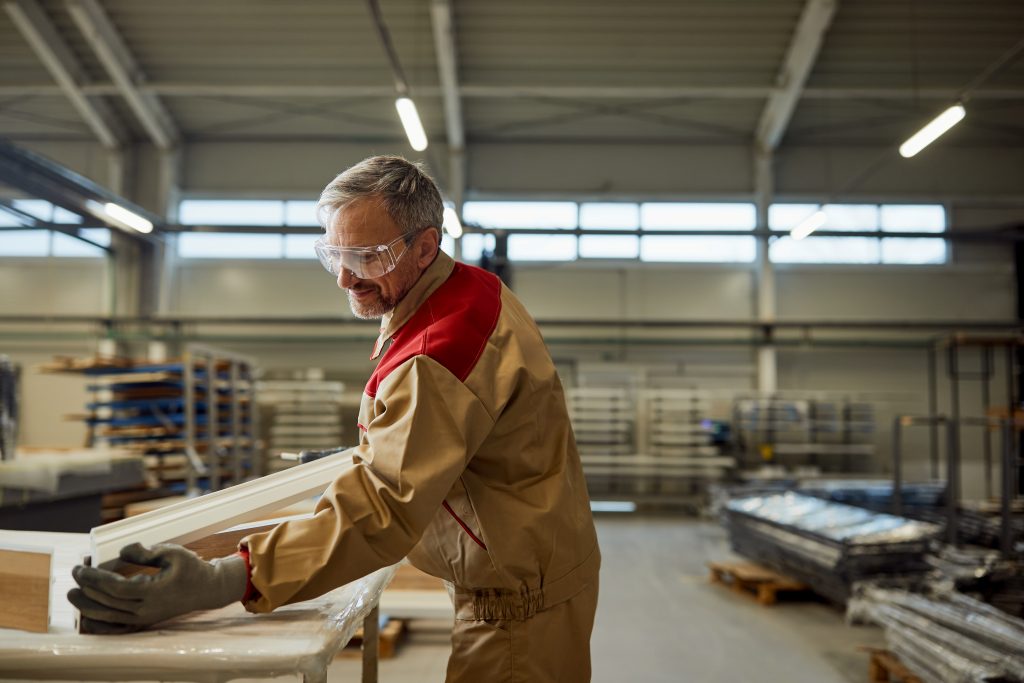 Nuestro equipo de expertos trabajando en el taller de carpintería especializado en traviesas de tren de madera tratada para exterior.