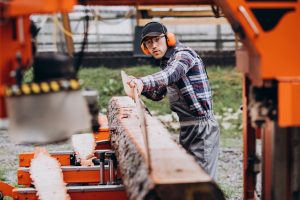 Proceso de corte de madera en nuestro aserradero propio para la fabricación de traviesas de tren.