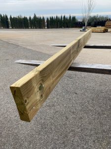 Traviesa de madera ecológica en color miel ideal para borduras de jardín y construcción de exteriores.