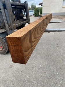 Traviesa de madera para exterior en tono marrón oscuro, tratada con autoclave R4 para máxima resistencia a la intemperie.